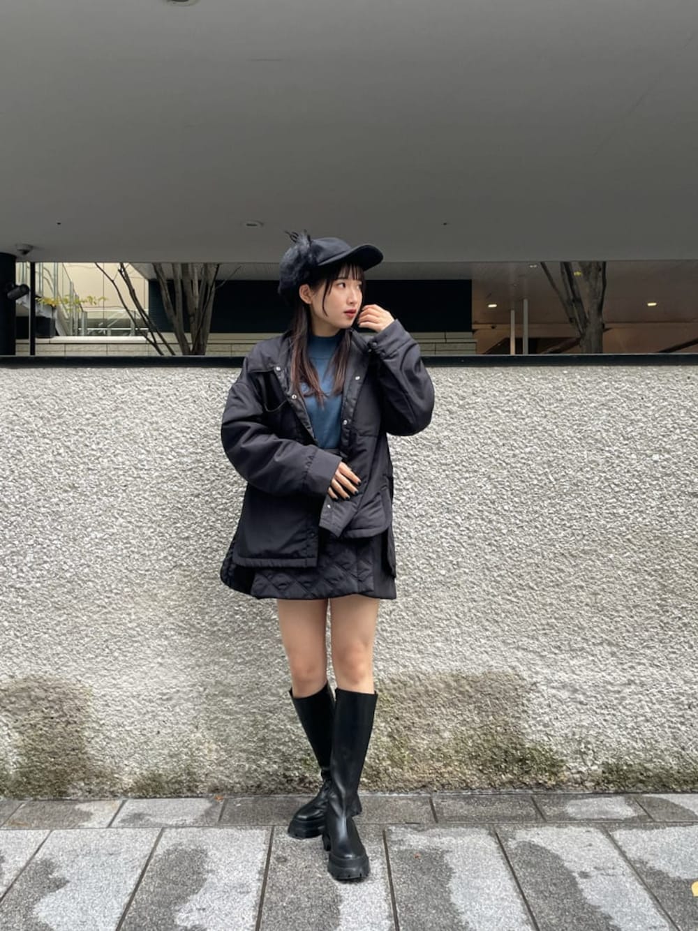 ブルー系のニット/セーター、ブラック系のスカート、ブラック系のシャツ/ブラウスを着用したレディースの秋コーディネートの1枚目の写真