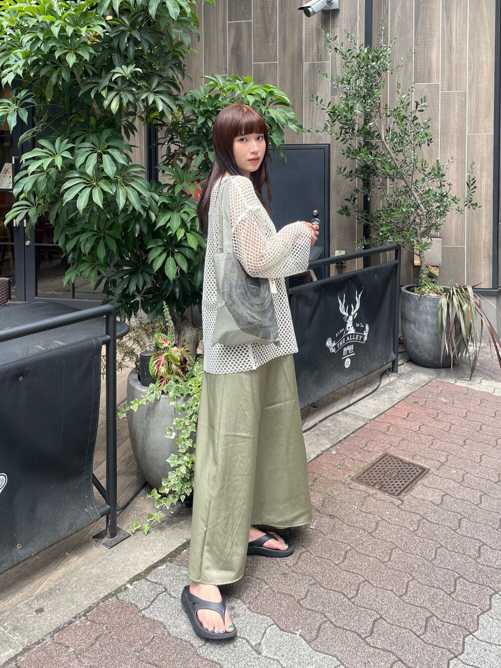 グリーン系のワンピース、ホワイト系のシャツ/ブラウスを着用したレディースの夏コーディネートの1枚目の写真