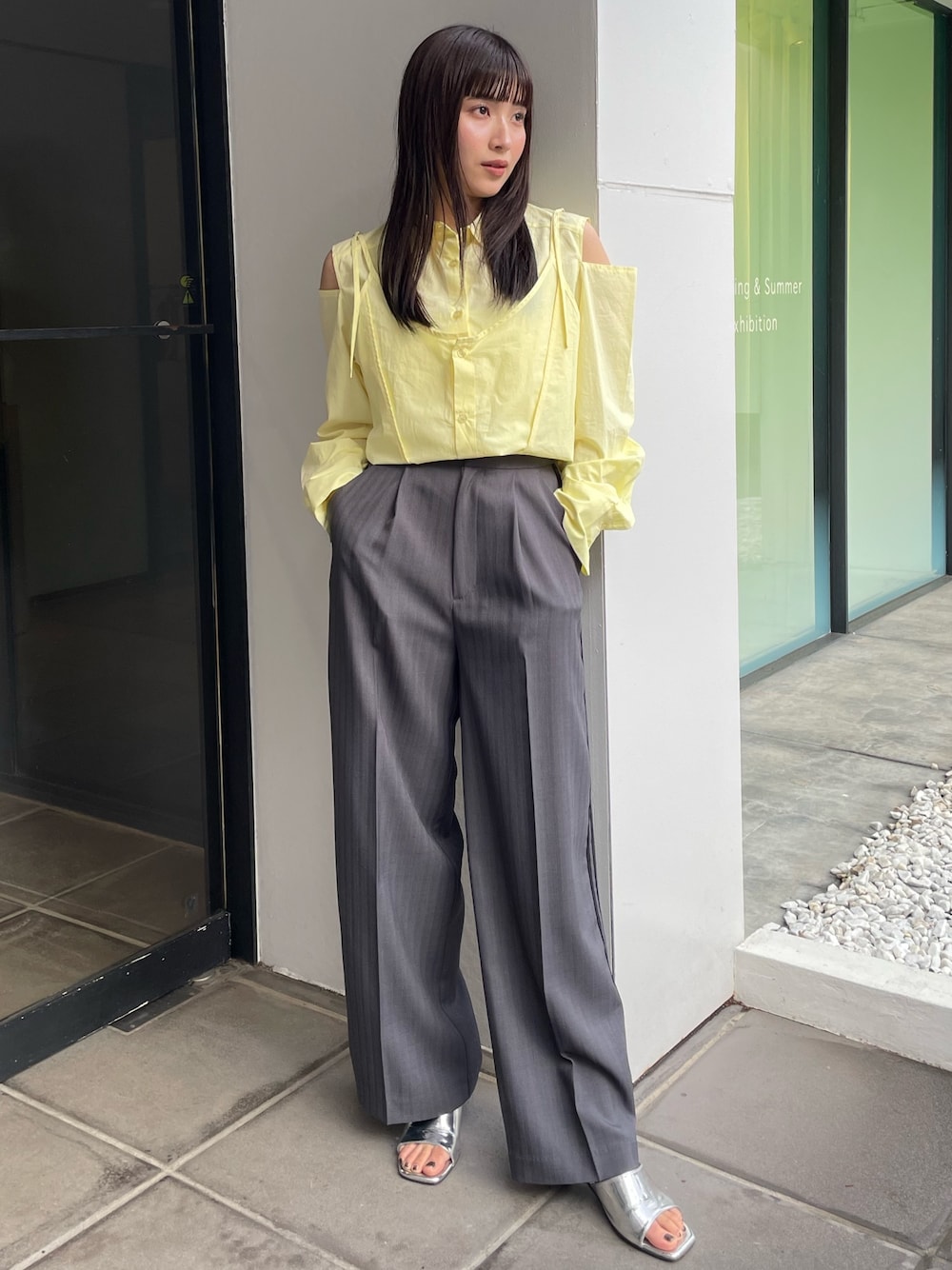 イエロー系のシャツ/ブラウス、グレー系のその他パンツ、シルバー系のサンダルを着用したレディースの冬コーディネートの1枚目の写真