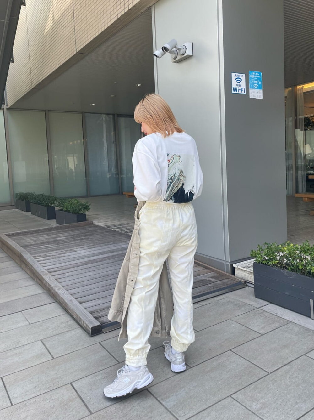 ベージュ系のデニムジャケット、その他のその他パンツ、ホワイト系のTシャツ/カットソーを着用したレディースの春コーディネートの1枚目の写真