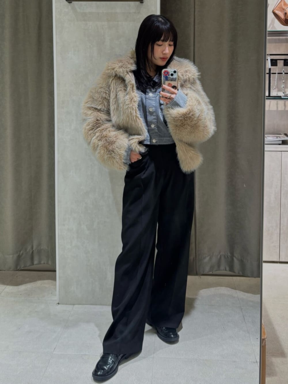ブラック系のその他パンツ、ベージュ系のブルゾン、グレー系のデニムジャケットを着用したレディースの秋コーディネートの1枚目の写真