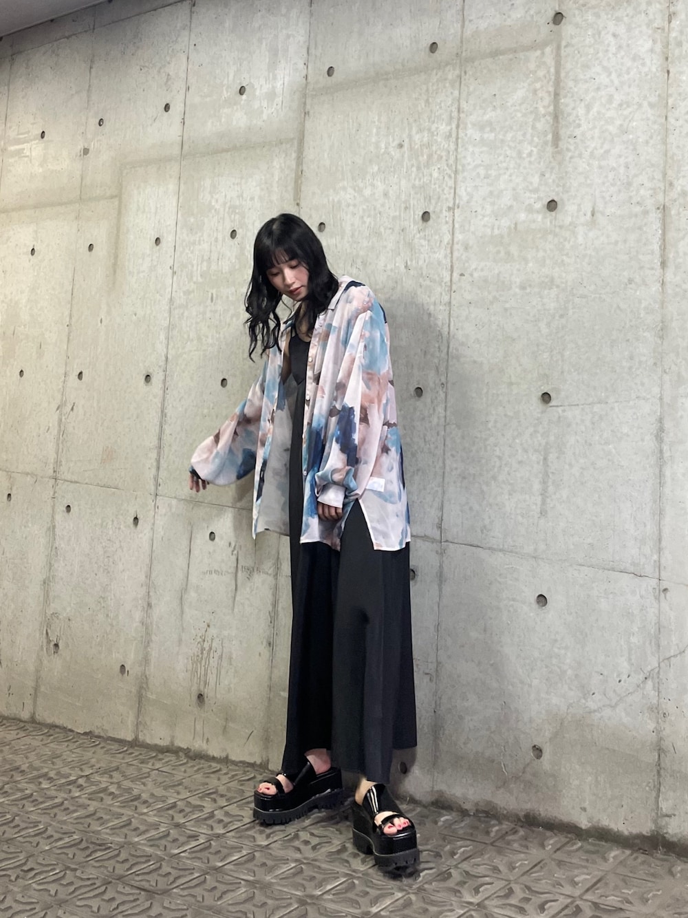 ブルー系のシャツ/ブラウス、ブラック系のワンピース、ブラック系のサンダルを着用したレディースの春コーディネートの1枚目の写真
