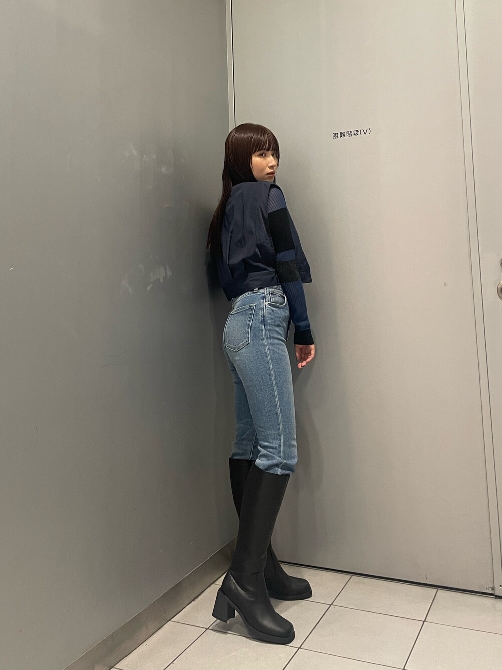 ブルー系のデニムパンツ、ブラック系のニット/セーター、ブルー系のMA-1を着用したレディースの夏コーディネートの1枚目の写真