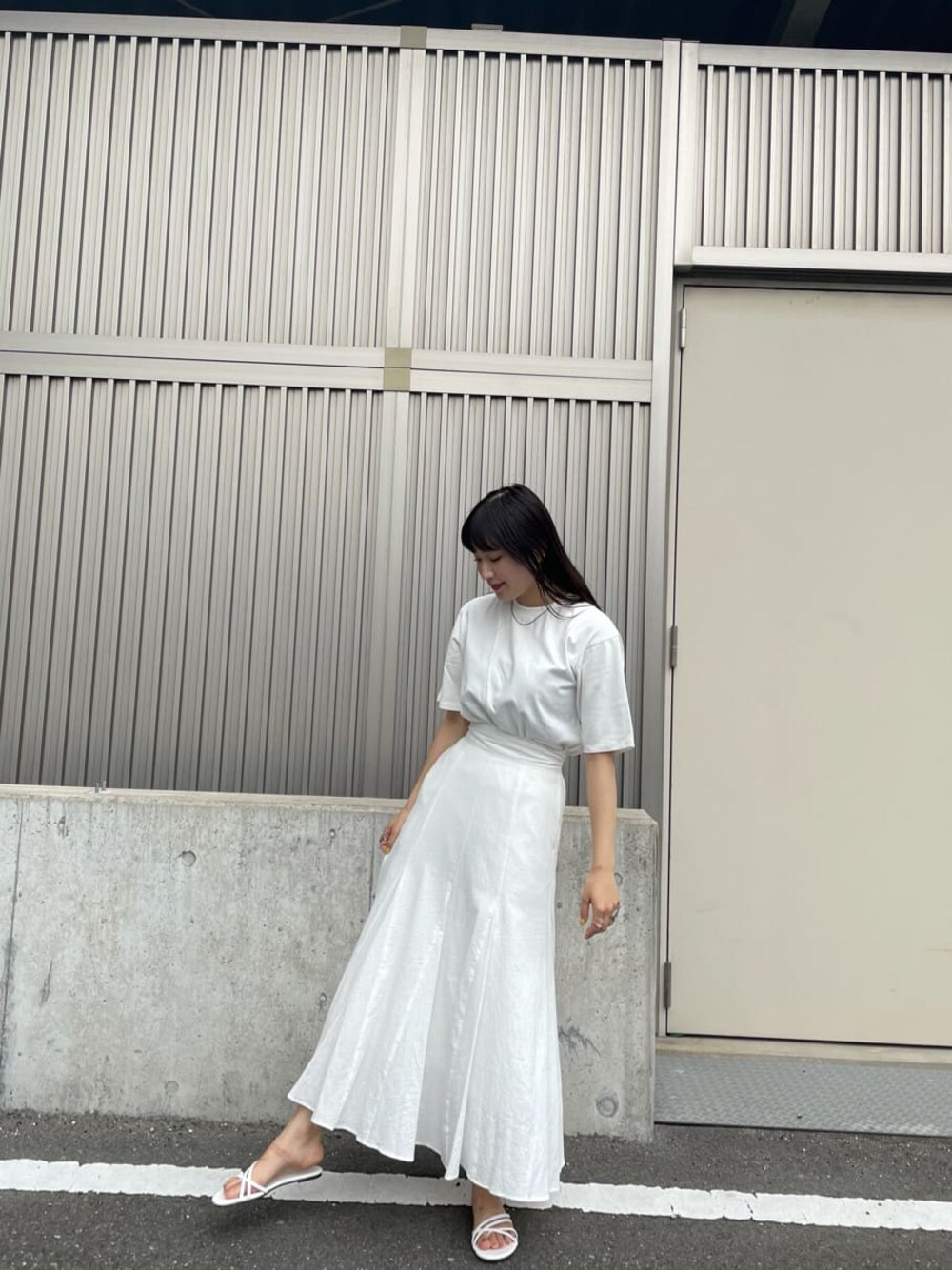ホワイト系のスカート、ホワイト系のサンダル、ホワイト系のTシャツ/カットソーを着用したレディースの夏コーディネートの1枚目の写真