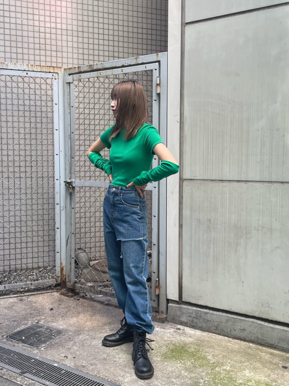 ブルー系のデニムパンツ、ブルー系のデニムパンツ、グリーン系のTシャツ/カットソーを着用したレディースの秋コーディネートの1枚目の写真