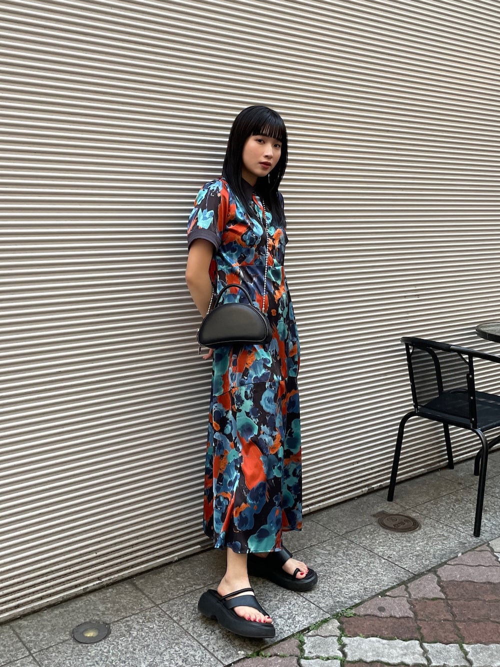 ブルー系のワンピース、ブラック系のサンダルを着用したレディースの春コーディネートの1枚目の写真