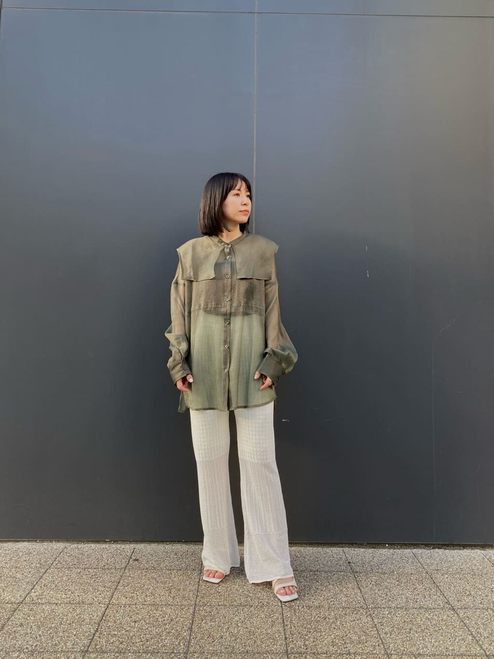 グリーン系のシャツ/ブラウス、ホワイト系のスウェットパンツ、ホワイト系のサンダルを着用したレディースの夏コーディネートの1枚目の写真