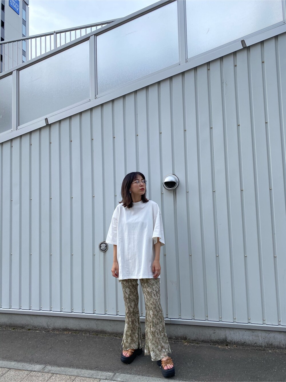 ホワイト系のTシャツ/カットソー、その他のその他パンツ、ベージュ系のサンダルを着用したレディースの春コーディネートの1枚目の写真