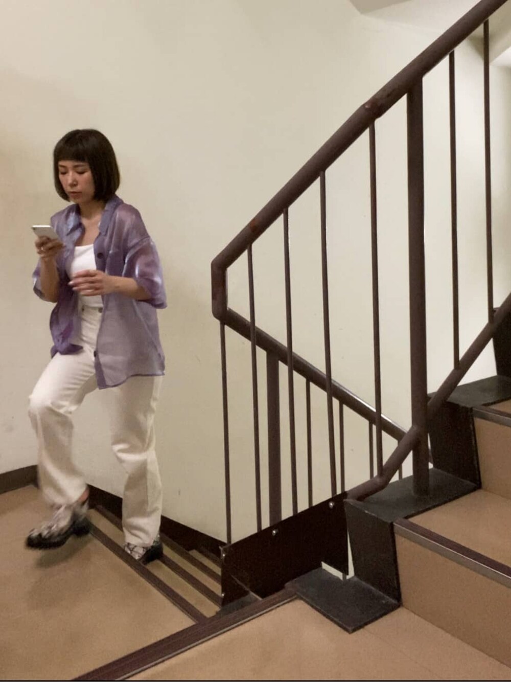 ホワイト系のキャミソール、ホワイト系のデニムパンツ、その他のサンダルを着用したレディースの夏コーディネートの1枚目の写真