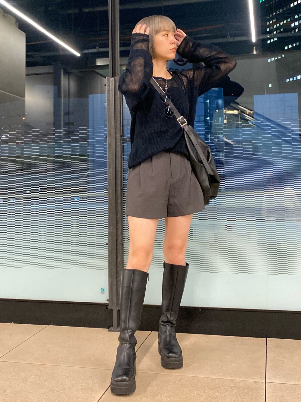 グレー系のその他パンツ、ブラック系のハンドバッグを着用したレディースの秋コーディネートの1枚目の写真