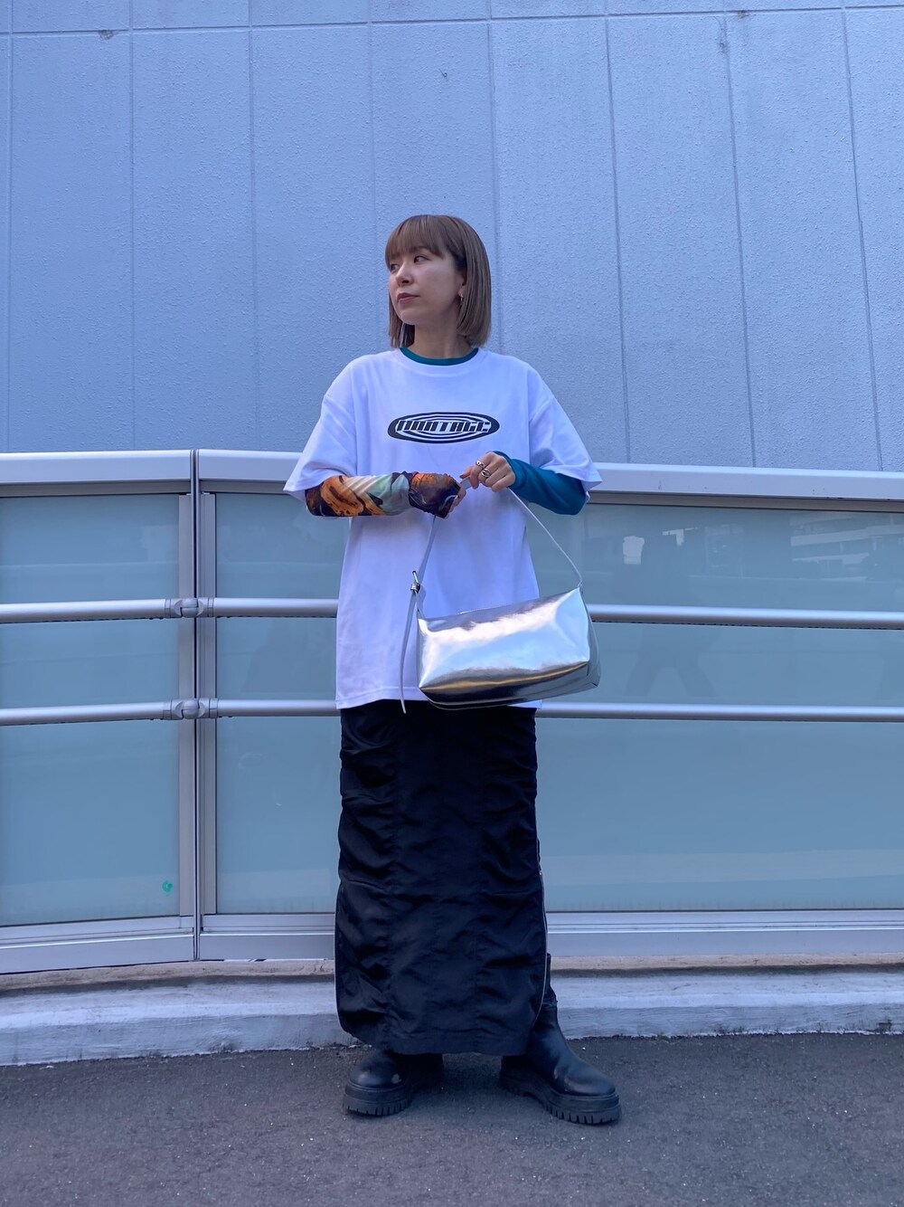 ホワイト系のTシャツ/カットソー、その他のTシャツ/カットソー、ブラック系のスカートを着用したレディースの春コーディネートの1枚目の写真