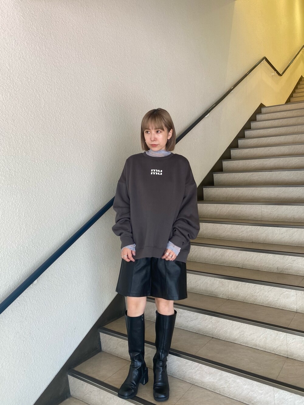 グレー系のスウェット、シルバー系のTシャツ/カットソー、ブラック系のその他パンツを着用したレディースの秋コーディネートの1枚目の写真