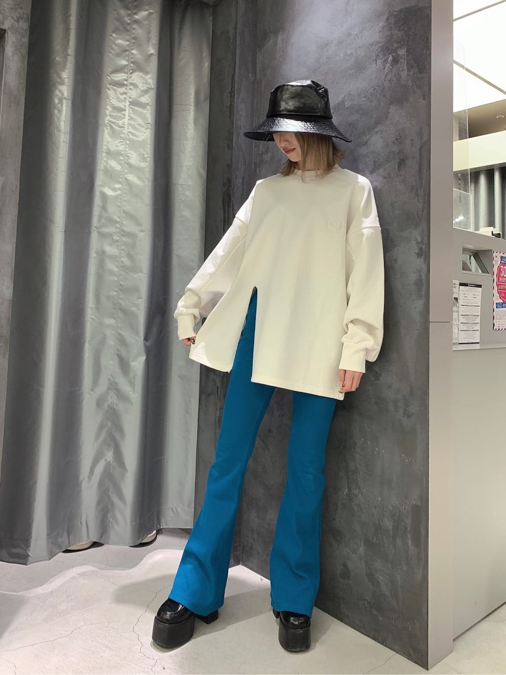 ブラック系のローファー、ホワイト系のTシャツ/カットソー、ブルー系のその他パンツを着用したレディースの冬コーディネートの1枚目の写真