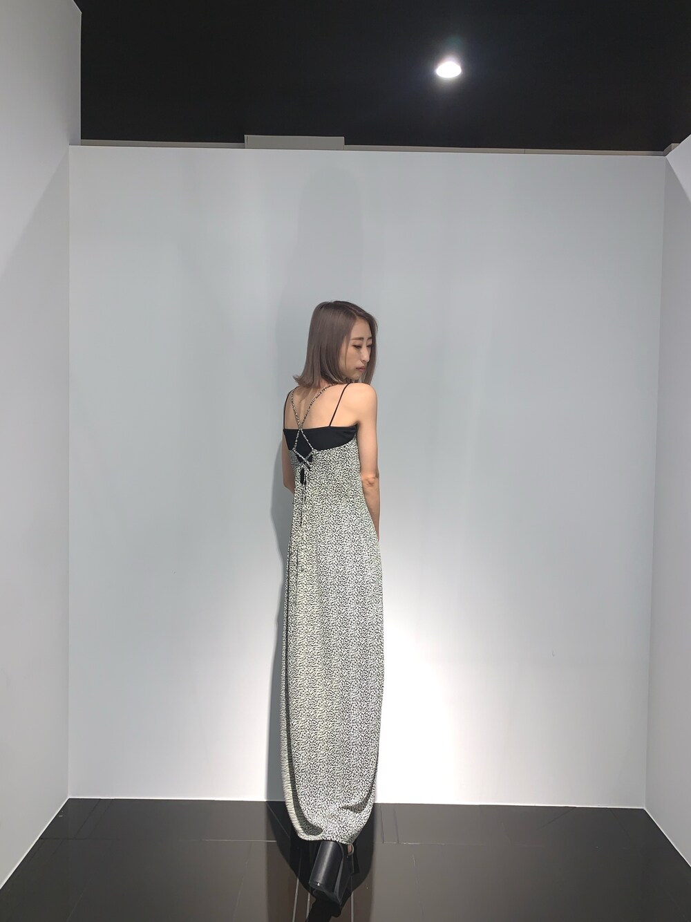 ブラック系のキャミソール、その他のワンピース、ブラック系のサンダルを着用したレディースの春コーディネートの1枚目の写真