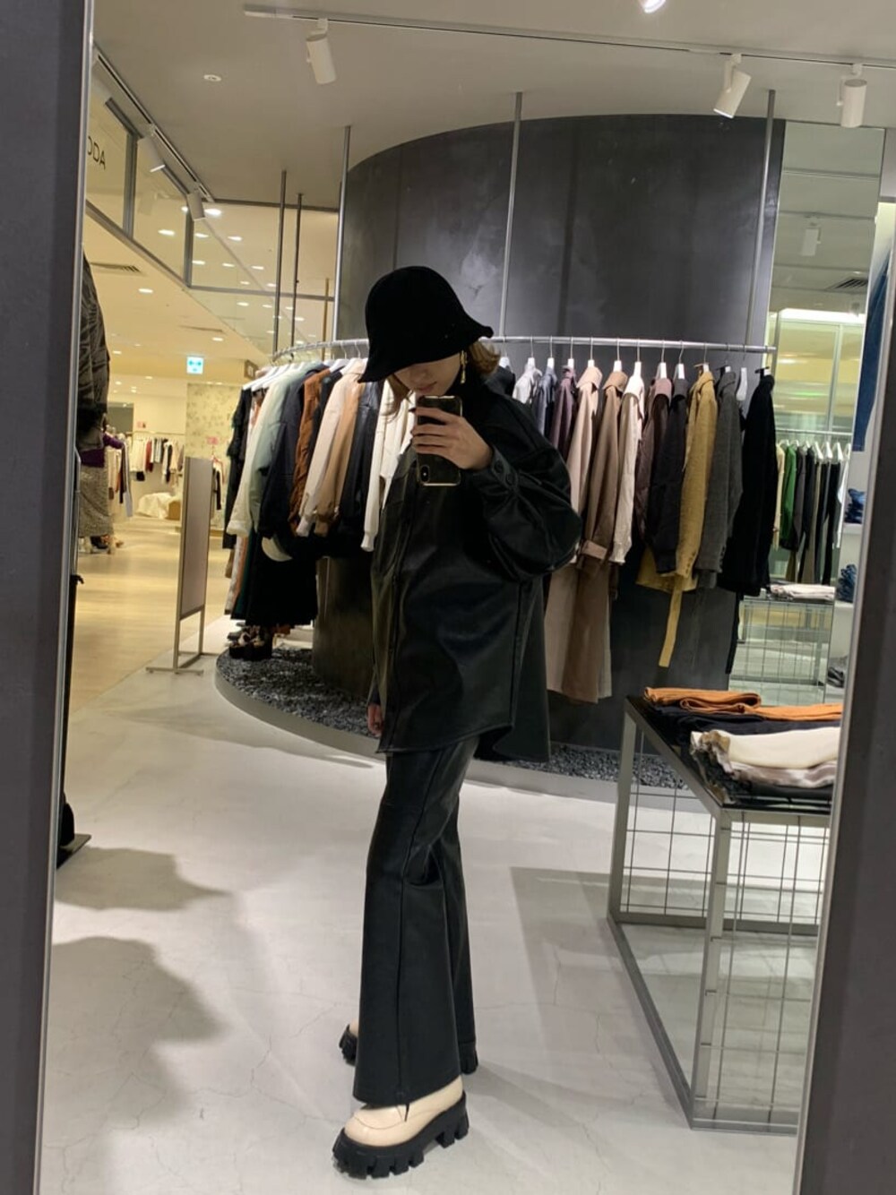 ブラック系のその他パンツ、ブラック系のシャツ/ブラウス、ホワイト系のローファーを着用したレディースの秋コーディネートの1枚目の写真