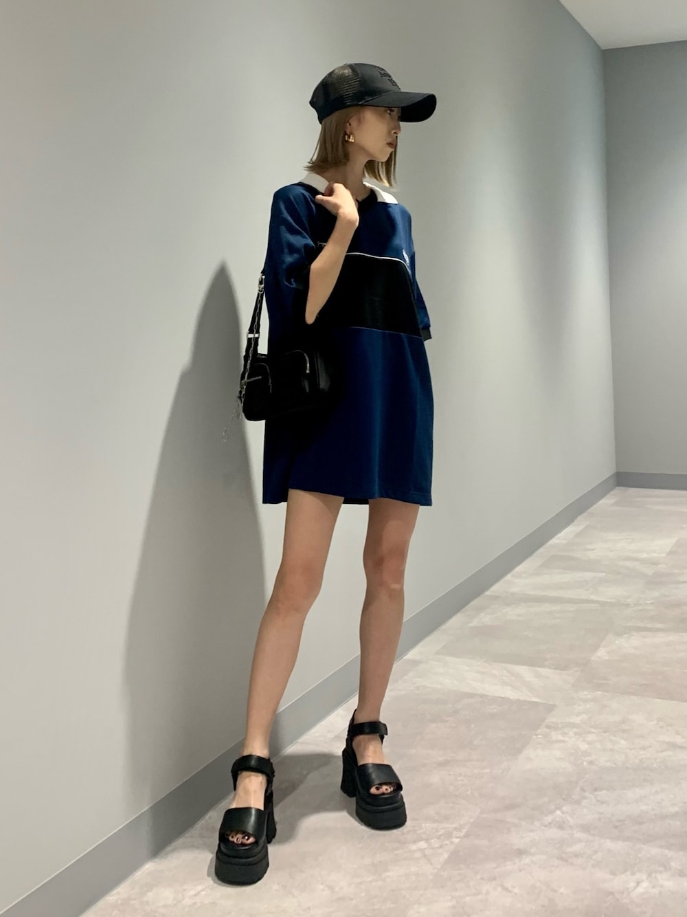 ブルー系のTシャツ/カットソー、ブラック系のハンドバッグ、ブラック系のサンダルを着用したレディースの夏コーディネートの1枚目の写真