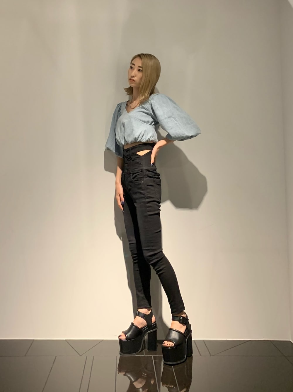 ブルー系のTシャツ/カットソー、ブラック系のデニムパンツ、ブラック系のサンダルを着用したレディースの夏コーディネートの1枚目の写真