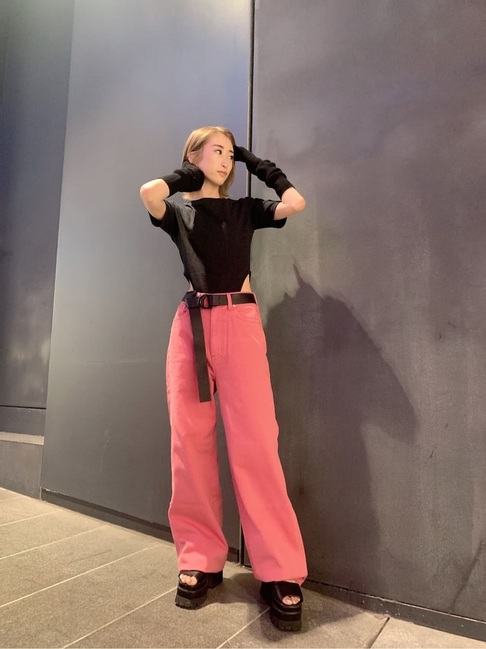 ピンク系のデニムパンツ、ブラック系のサンダル、ブラック系のTシャツ/カットソーを着用したレディースの夏コーディネートの1枚目の写真