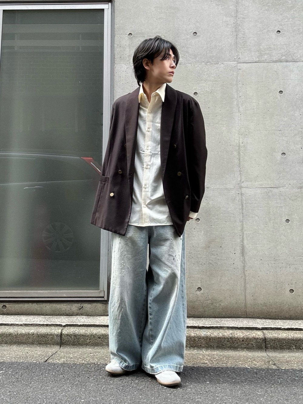 ホワイト系のシャツ/ブラウス、ブルー系のデニムパンツ、グレー系のスニーカーを着用したメンズの春コーディネートの1枚目の写真