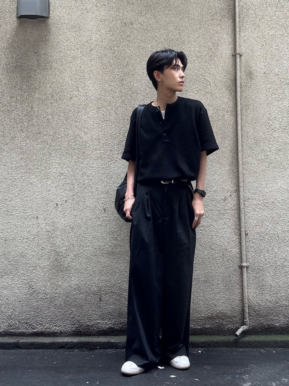 グレー系のスニーカー、ブラック系のTシャツ/カットソー、ホワイト系のタンクトップを着用したメンズの夏コーディネートの1枚目の写真