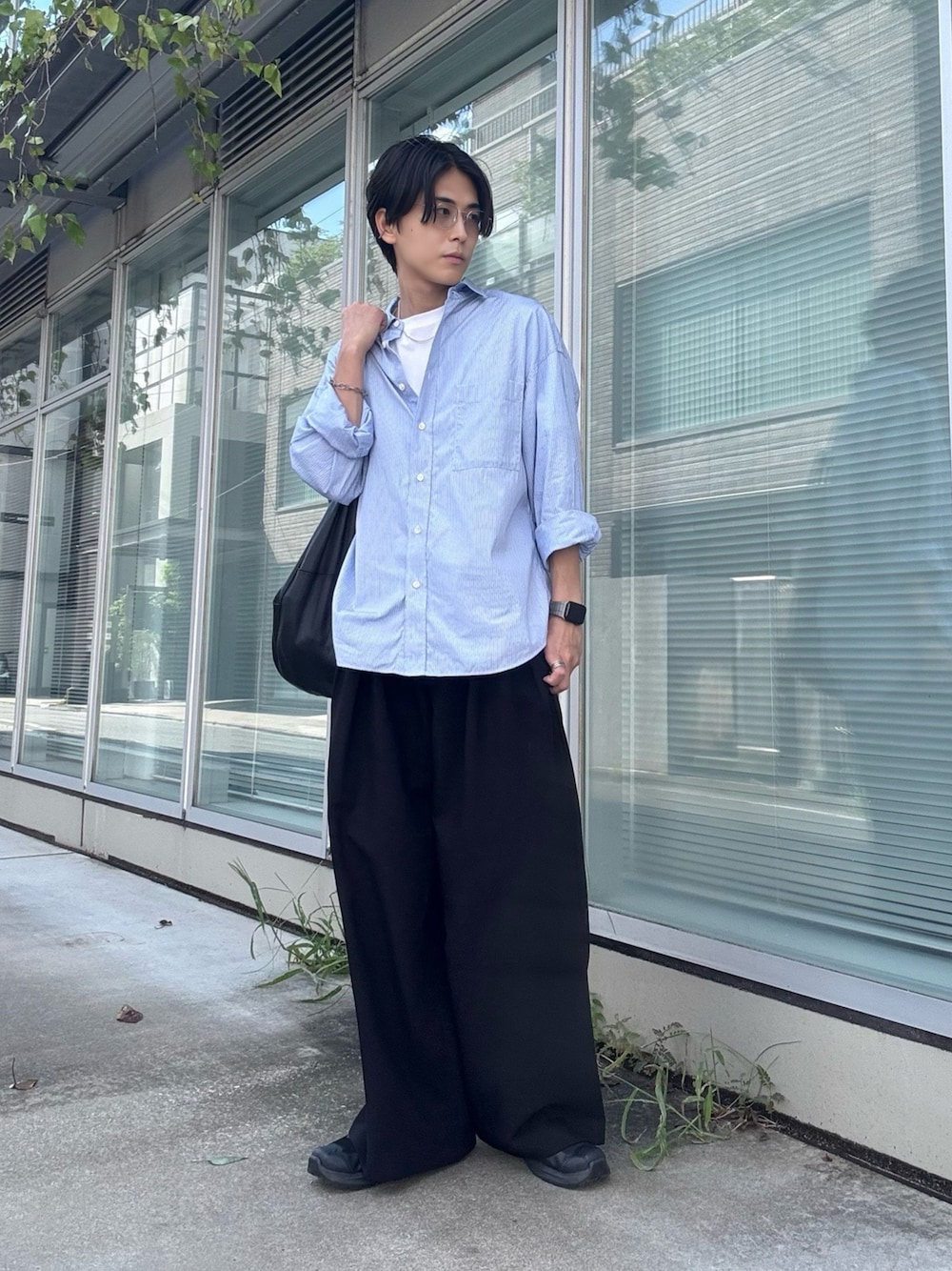 ブルー系のシャツ/ブラウス、ブラック系のスニーカー、ホワイト系のTシャツ/カットソーを着用したメンズの秋コーディネートの1枚目の写真