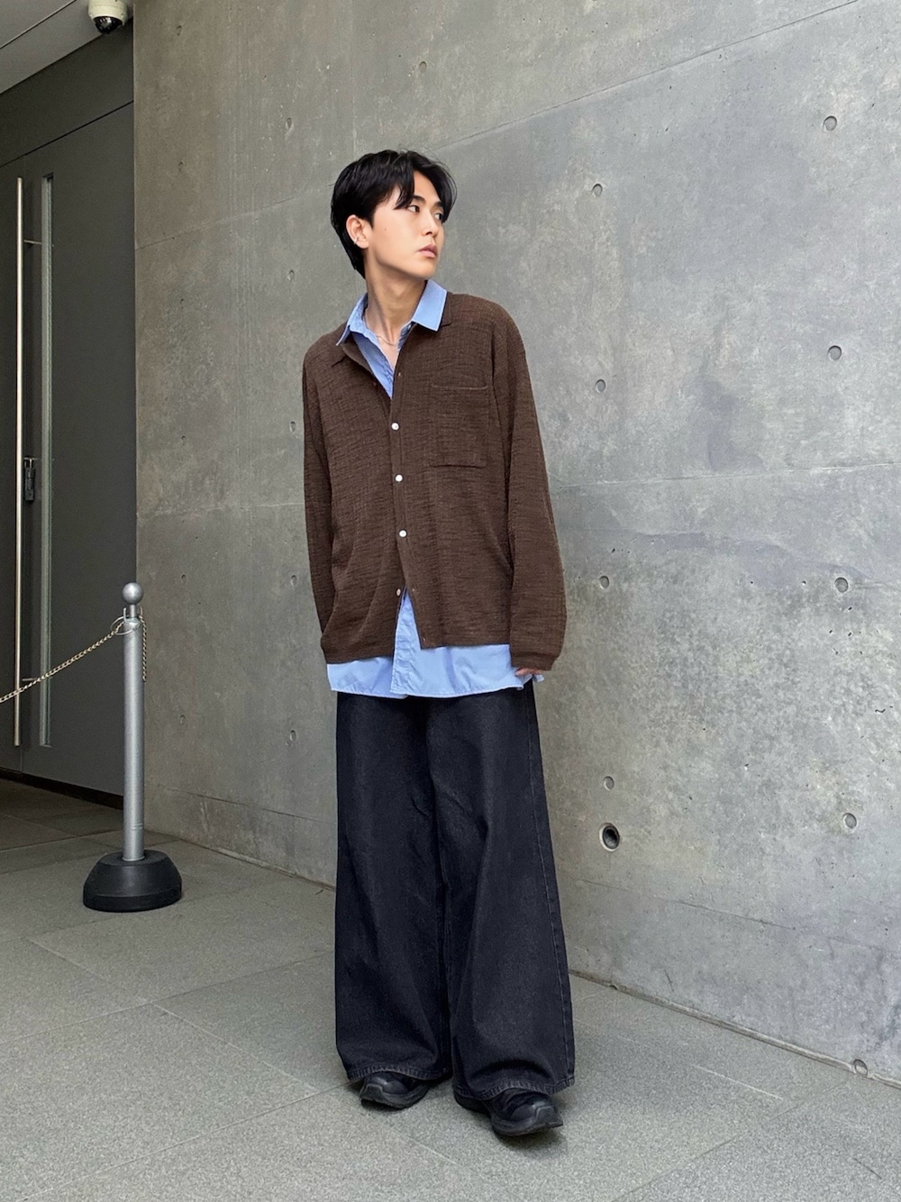 ブラック系のデニムパンツ、ブラウン系のシャツ/ブラウス、ブルー系のシャツ/ブラウスを着用したメンズの春コーディネートの1枚目の写真