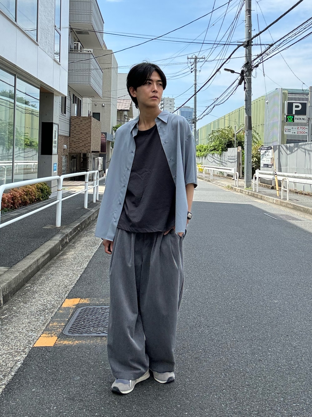「モノトーン、タンクトップ、休日コーデ、メンズコーデ、カジュアルコーデ、おしゃれさんと繋がりたい、プチプラコーデ、大人コーデ、夏コーデ、シャツスタイル、outfit、いいね、save、フォローお願いします🤑、爽やかコーデ、きれいめカジュアル、スラックス」｜「WYM LIDNMのMVS LAYERED SLIT TANK TOP（タンクトップ、グレー系）」を使った、ダイスケさん（メンズ・170cm）の夏コーディネートの1枚目の写真