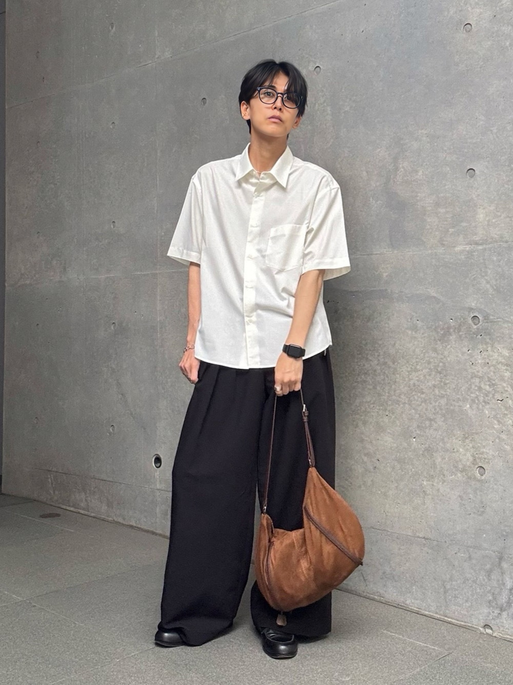 ホワイト系のシャツ/ブラウス、ブラック系のスラックス、ブラウン系のハンドバッグを着用したメンズの夏コーディネートの1枚目の写真