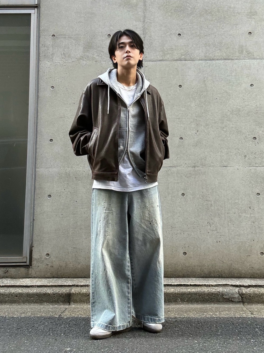 ホワイト系のTシャツ/カットソー、グレー系のパーカー、ブルー系のデニムパンツを着用したメンズの冬コーディネートの1枚目の写真