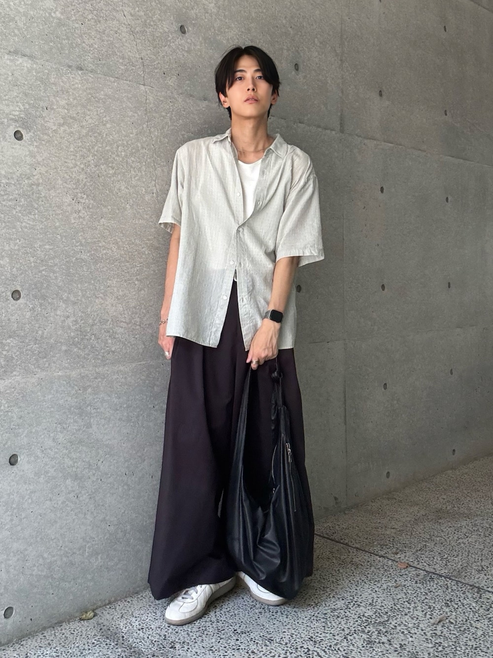 ホワイト系のタンクトップ、グレー系のシャツ/ブラウス、ブラウン系のスラックスを着用したメンズの夏コーディネートの1枚目の写真