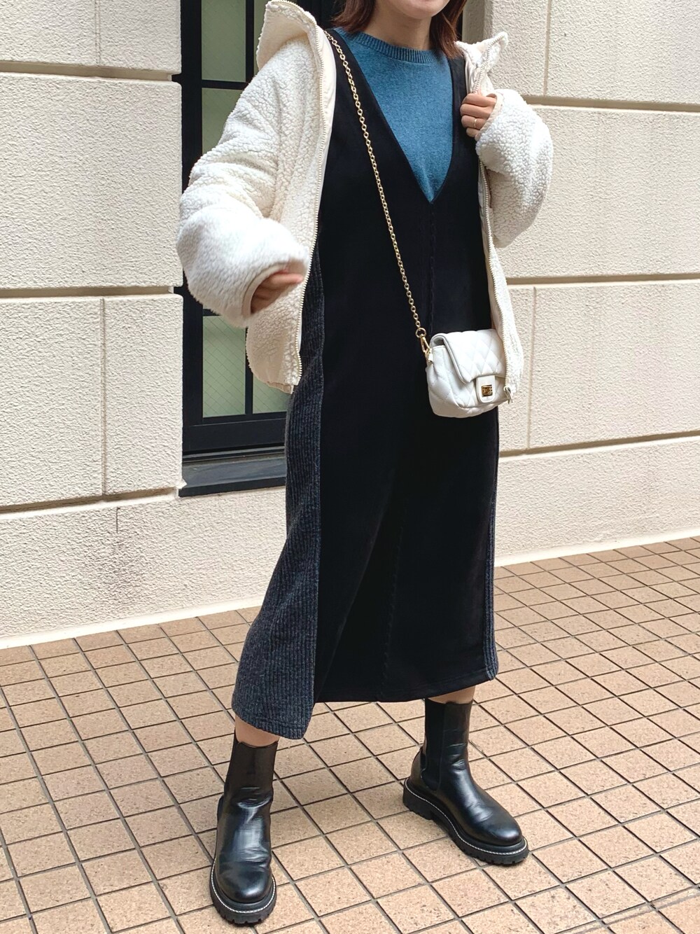 ジャンパースカート（ブラック系）を使った「モコモコアウター」の人気 