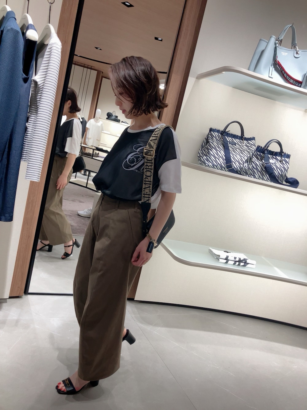 「EMPORIO ARMANI、エンポリオアルマーニ、白Tシャツ、サンダル、サンダルコーデ、レイヤードスタイル、チノパン、雨の日コーデ、大人カジュアル、デートコーデ、お出かけコーデ」｜「EMPORIO ARMANIの【エンポリオ アルマーニ】Tシャツ ジャージー EAロゴ シフォンインサーション（Tシャツ/カットソー、ホワイト系）」を使った、MORIATSUさん（レディース・150cm）の夏コーディネートの1枚目の写真