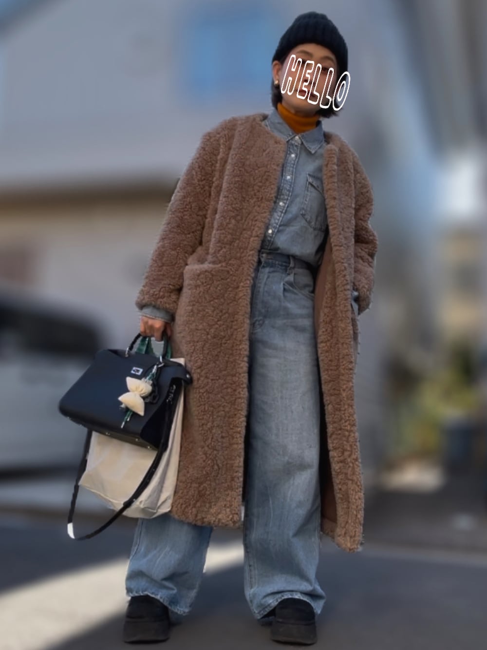 「ニット帽、ハイネックニット、デニムシャツ、デニムパンツ、ボアコート、トートバッグ、ハンドバッグ、5度」｜「SLOBE IENAの【FRATELLI TALLI / フラテリータリー】MOHAIR ニットキャップ（ニットキャップ/ビーニー、ブラック系）」を使った、記録係さん（レディース・161cm）の冬コーディネートの1枚目の写真