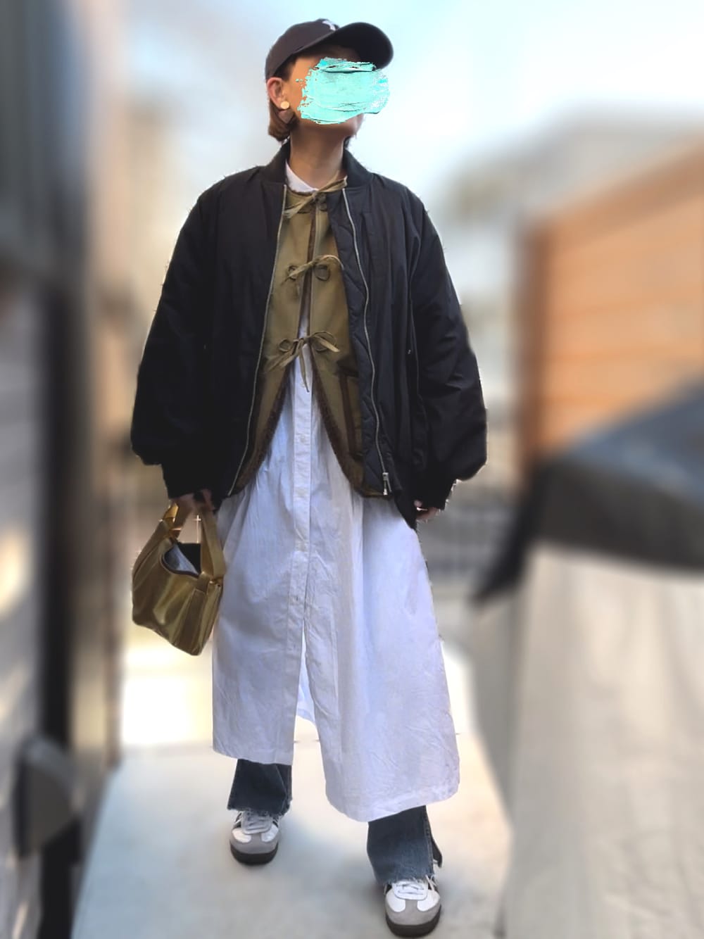 「キャップ、シャツワンピ、デニムパンツ、ベスト、MA-1、ハンドバッグ、アディダス、12度、15度」｜「NEW ERAの【NEW ERA】9TWENTY MLB BASEBALL CAP /【ニューエラ】920 ナイントゥエンティ メジャーリーグ ベースボール キャップ（キャップ、ブルー系）」を使った、記録係さん（レディース・161cm）の冬コーディネートの1枚目の写真