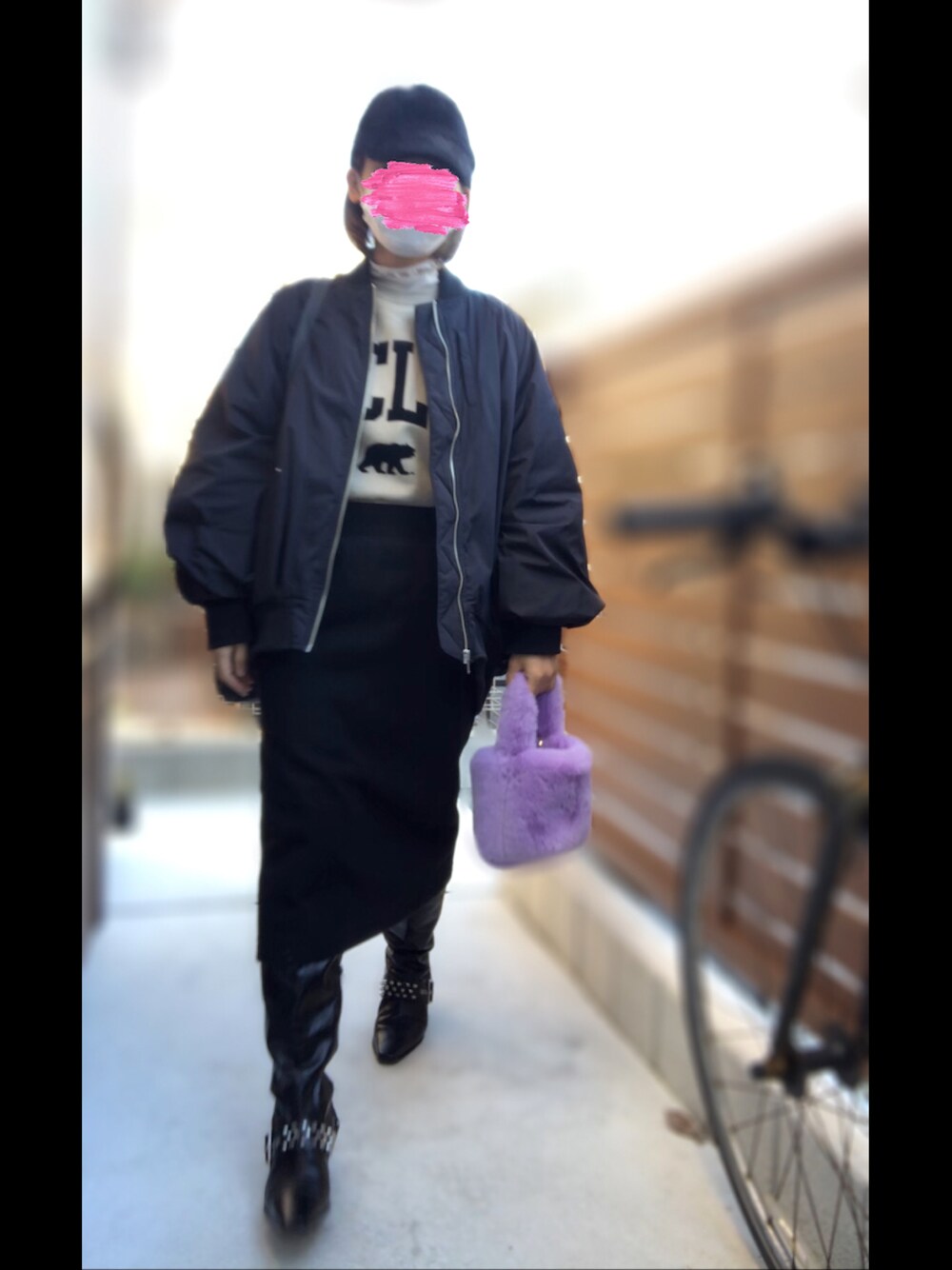 「キャップ、ハイネックトップス、ロゴスウェット、タイトスカート、MA-1、ロングブーツ、ファーバッグ、12度」｜「Bleu Bleuetのアイテム（キャップ、ブラック系）」を使った、記録係さん（レディース・160cm）の冬コーディネートの1枚目の写真