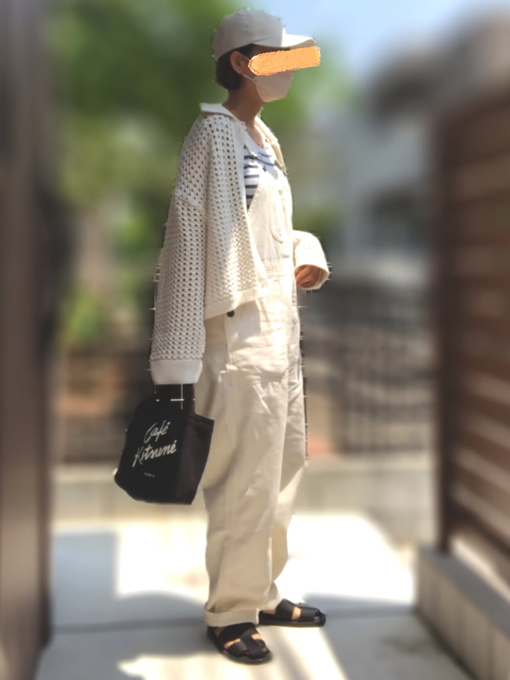 「キャップ、ボーダートップス、オーバーオール、グルカサンダル、ミニトート、23度」｜「UNIQLOのアイテム（キャップ、ホワイト系）」を使った、記録係さん（レディース・160cm）の春コーディネートの1枚目の写真