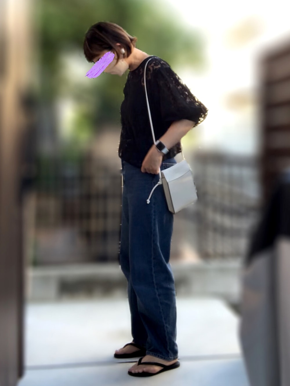 「レーストップス、デニムパンツ、ビーサン、ショルダーバッグ、28度、31度」｜「UNIQLOのアイテム（キャミソール、ブラック系）」を使った、記録係さん（レディース・160cm）の夏コーディネートの1枚目の写真