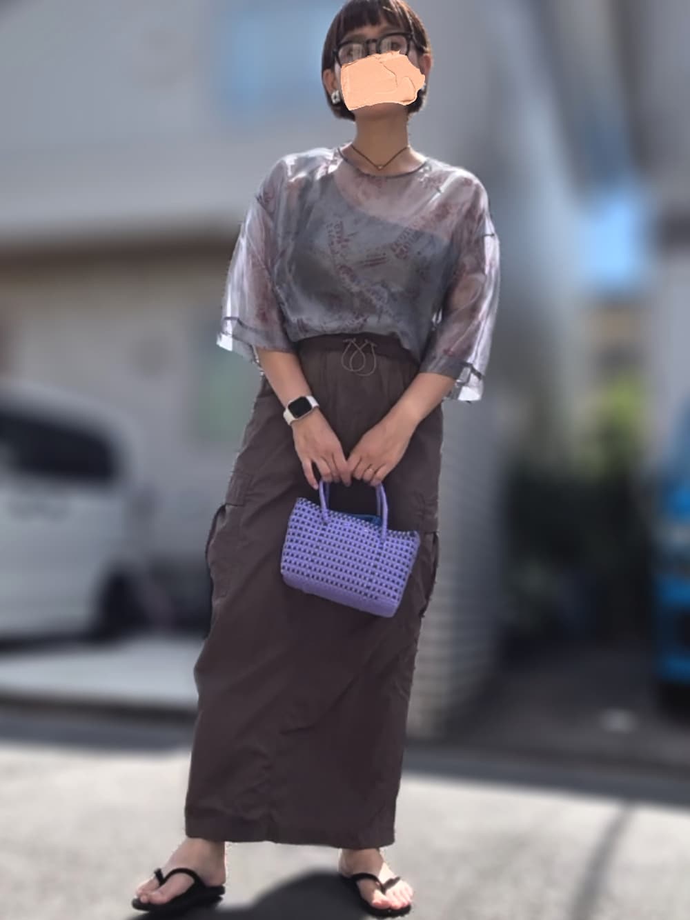 「めがね、シアートップス、カーゴスカート、ビーチサンダル、ハンドバッグ、32度」｜「UNIQLOのアイテム（メガネ、ブラック系）」を使った、記録係さん（レディース・161cm）の秋コーディネートの1枚目の写真