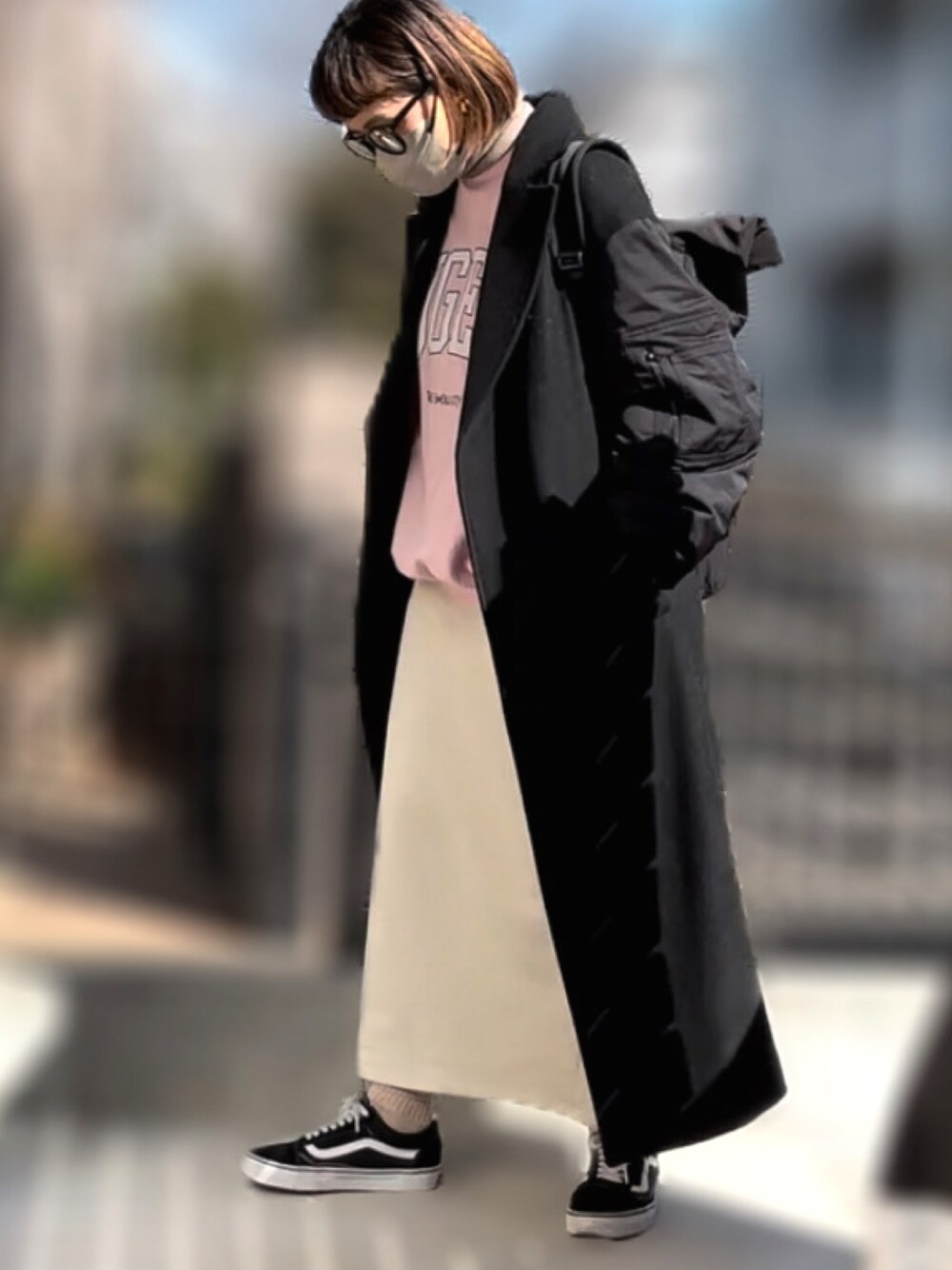 ベージュ系のニット/セーター、ピンク系のスウェット、ホワイト系のスカートを着用したレディースの冬コーディネートの1枚目の写真