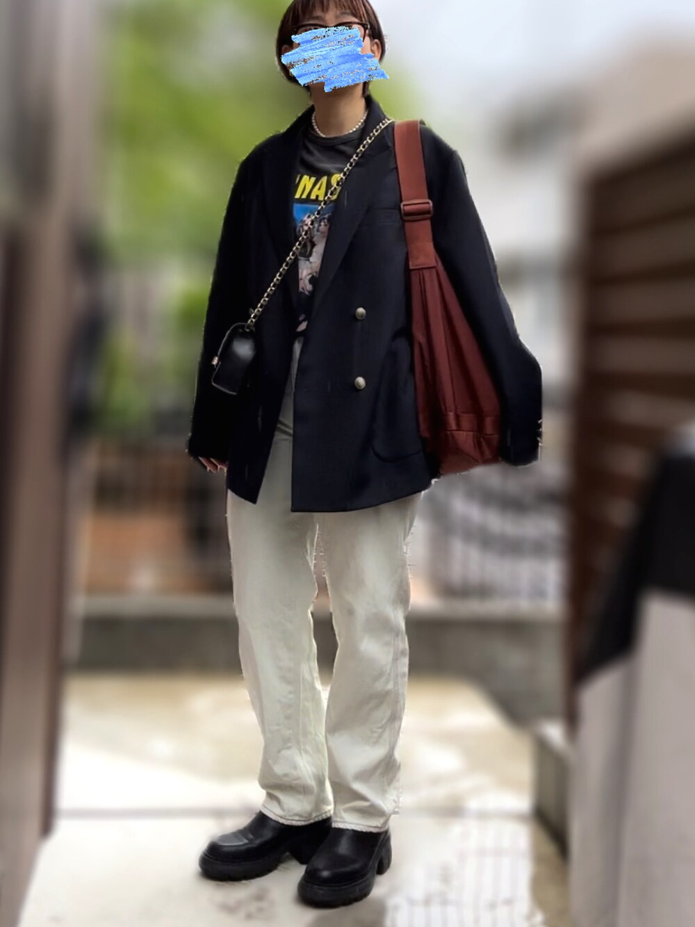 「プリントT、デニムパンツ、ジャケット、ショルダーバッグ、トートバッグ、ショートブーツ、雨の日コーデ、15度」｜「ZARAのアイテム（Tシャツ/カットソー、ブラック系）」を使った、記録係さん（レディース・161cm）の春コーディネートの1枚目の写真