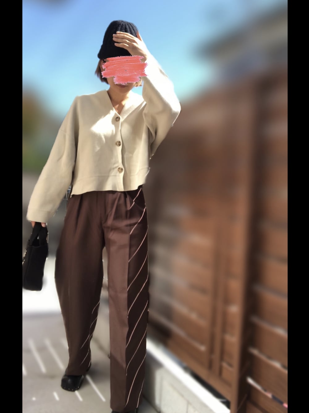 「ニット帽、キャミソール、カーディガン、タックパンツ、サボ、トートバッグ、ミニトート、25度」｜「JEANASISのアイテム（ニットキャップ/ビーニー、ブラック系）」を使った、記録係さん（レディース・160cm）の秋コーディネートの1枚目の写真