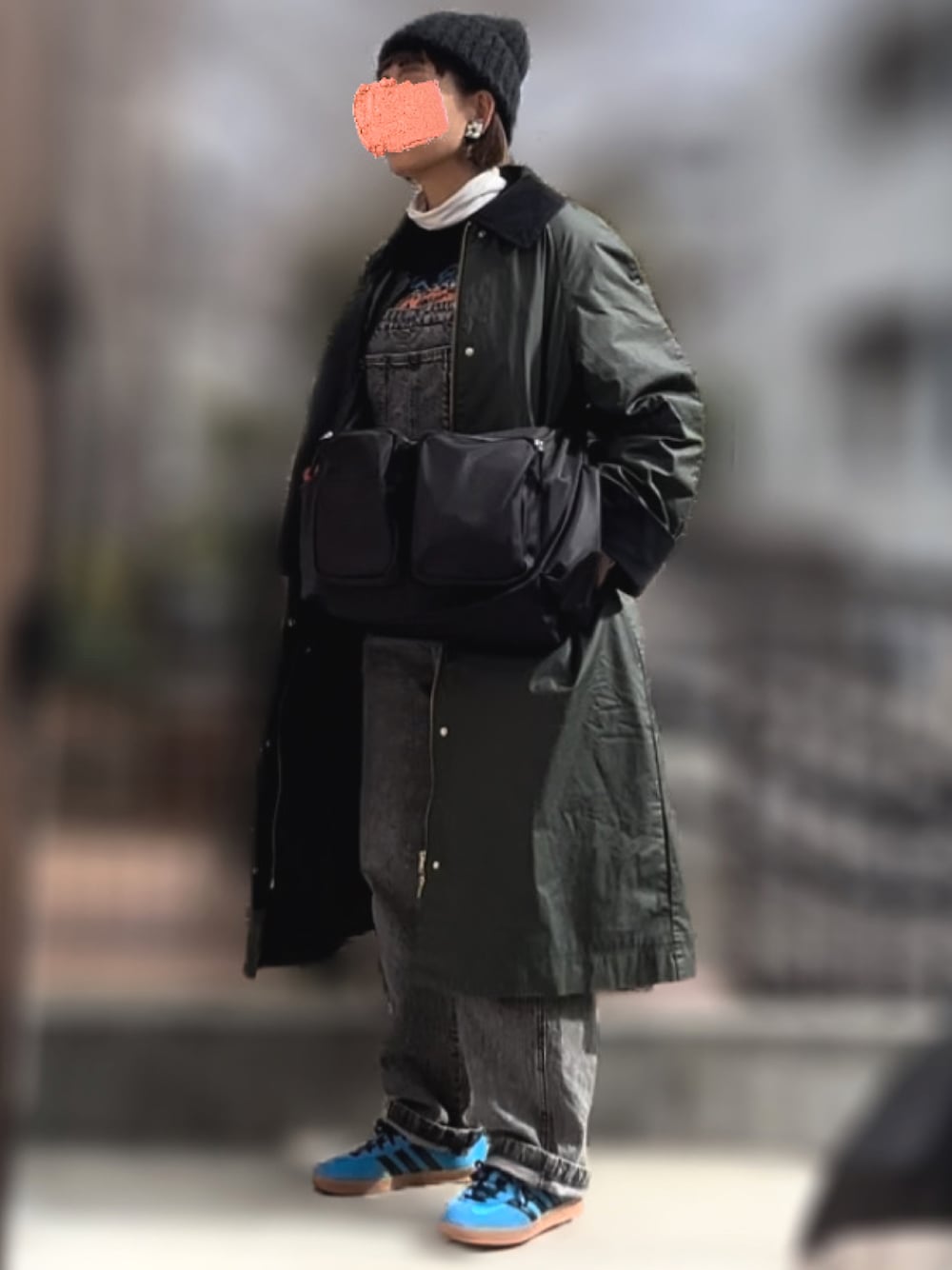 「ニット帽、ハイネックトップス、ニット、オーバーオール、ロングコート、ショルダーバッグ、アディダス、8度」｜「SLOBE IENAの【FRATELLI TALLI / フラテリータリー】MOHAIR ニットキャップ（ニットキャップ/ビーニー、ブラック系）」を使った、記録係さん（レディース・161cm）の春コーディネートの1枚目の写真