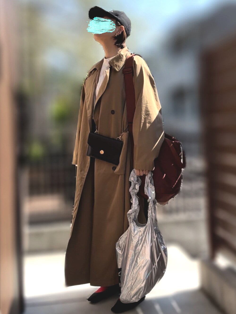「キャップ、シャツ、ケミカルウォッシュ、赤ソックス、ストラップシューズ、トレンチコート、ショルダーバッグ、トートバッグ、エコバッグ、15度」｜「SLYのEMBROIDERY LOGO CAP エンブロイダリー ロゴ キャップ（キャップ、ブラック系）」を使った、記録係さん（レディース・161cm）の春コーディネートの1枚目の写真