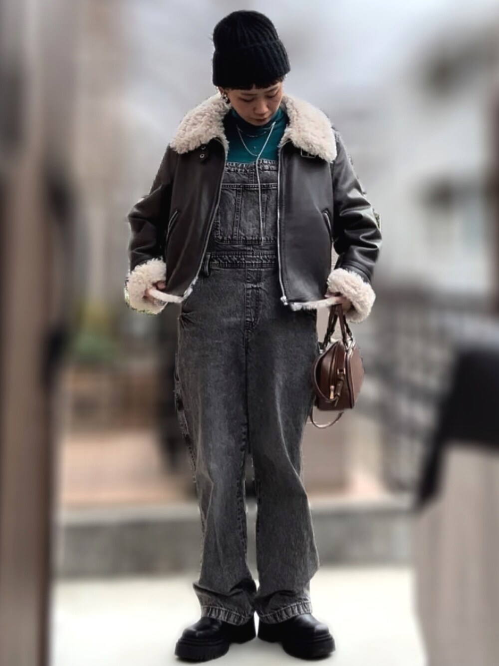 「ニット帽、ハイネックニット、オーバーオール、ジャケット、ショルダーバッグ、ショートブーツ、5度」｜「SLOBE IENAの【FRATELLI TALLI / フラテリータリー】MOHAIR ニットキャップ（ニットキャップ/ビーニー、ブラック系）」を使った、記録係さん（レディース・161cm）の冬コーディネートの1枚目の写真