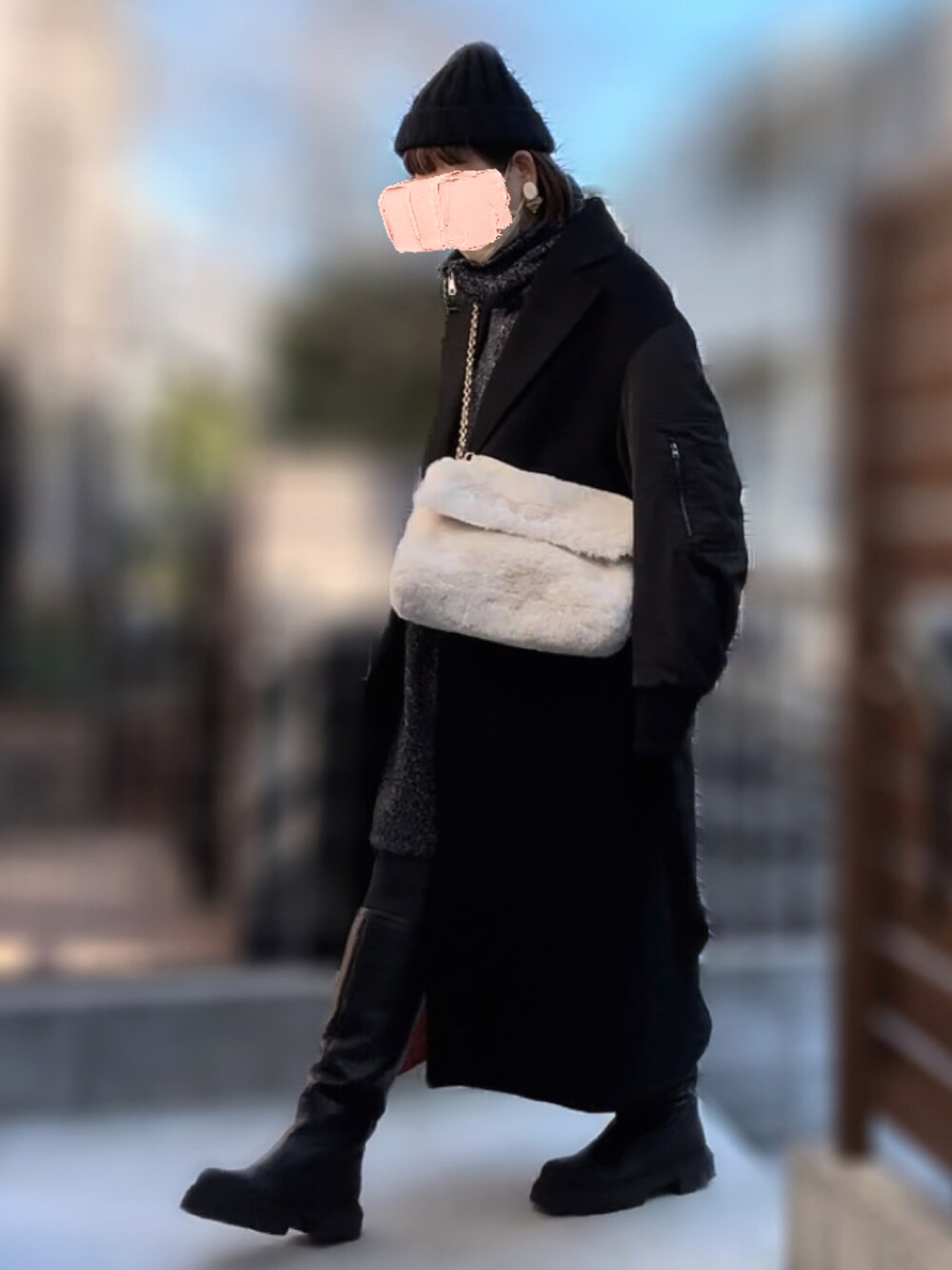 「ニット帽、ニットチュニック、ショートパンツ、ロングコート、ファーバッグ、ロングブーツ、7度」｜「JEANASISのアイテム（ニットキャップ/ビーニー、ブラック系）」を使った、記録係さん（レディース・161cm）の冬コーディネートの1枚目の写真