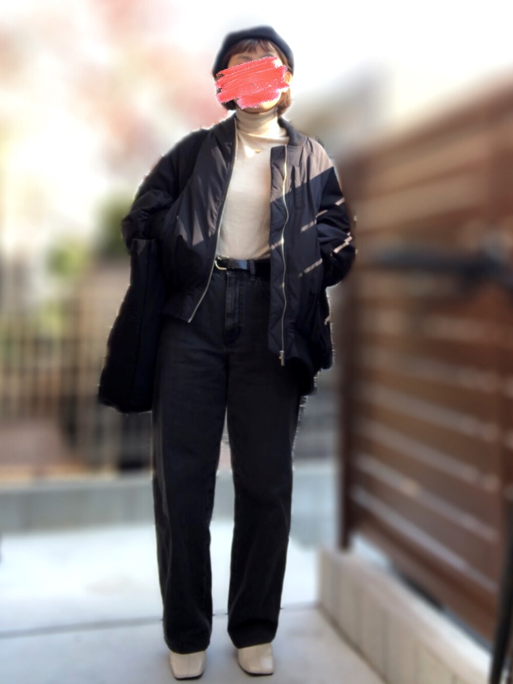 「ベレー帽、ハイネックニット、ワイドデニム、MA-1、ホワイトブーツ、ビッグトート、14度」｜「UNIQLOのアイテム（ハンチング/ベレー帽、ブラック系）」を使った、記録係さん（レディース・160cm）の秋コーディネートの1枚目の写真