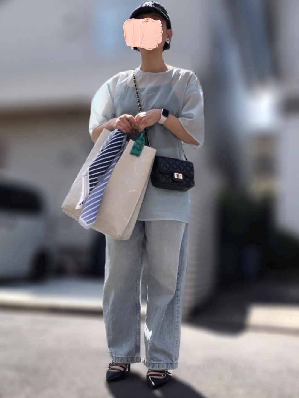 「キャップ、キャミソール、シアートップス、ワイドデニム、ショルダーバッグ、トートバッグ、パンプス、21度」｜「NEW ERAの【NEW ERA】9TWENTY MLB BASEBALL CAP /【ニューエラ】920 ナイントゥエンティ メジャーリーグ ベースボール キャップ（キャップ、ブルー系）」を使った、記録係さん（レディース・161cm）の夏コーディネートの1枚目の写真