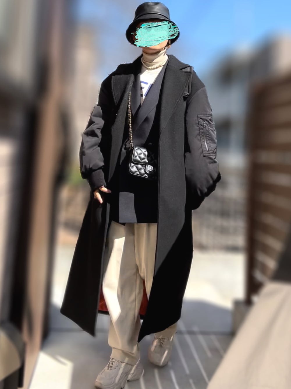 ホワイト系のニット/セーター、ホワイト系のTシャツ/カットソー、ホワイト系のスウェットパンツを着用したレディースの冬コーディネートの1枚目の写真