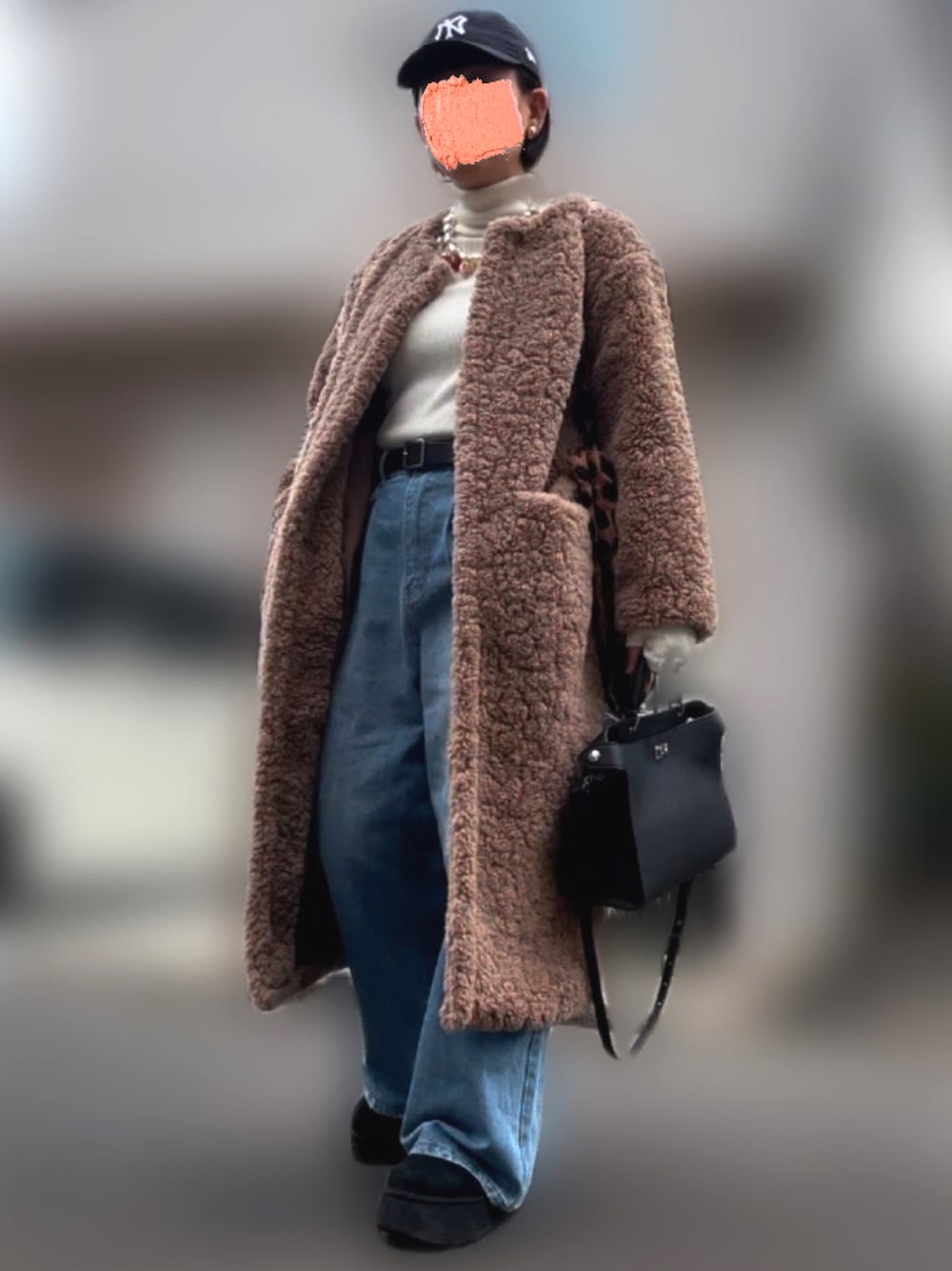 「キャップ、ハイネックニット、ワイドデニム、ボアコート、ショルダーバッグ、トートバッグ、UGG、7度」｜「NEW ERAの【NEW ERA】9TWENTY MLB BASEBALL CAP /【ニューエラ】920 ナイントゥエンティ メジャーリーグ ベースボール キャップ（キャップ、ブルー系）」を使った、記録係さん（レディース・161cm）の冬コーディネートの1枚目の写真