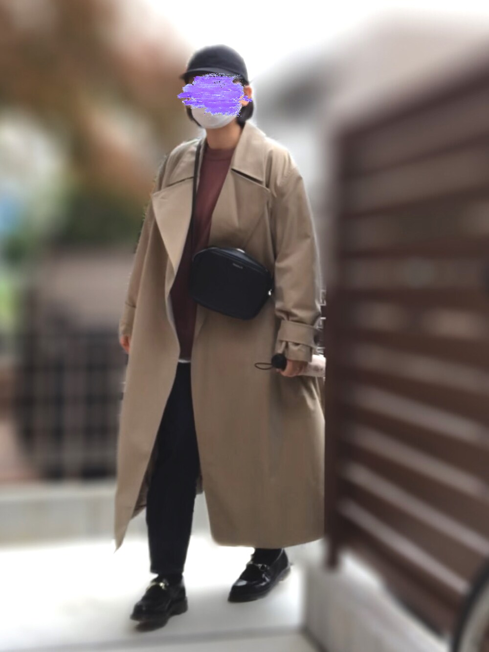 「キャップ、ロンT、ニット、ダークオレンジ、デニムパンツ、トレンチコート、ローファー、ショルダーバッグ、14度、15度」｜「UNIQLOのアイテム（キャップ、ブラック系）」を使った、記録係さん（レディース・160cm）の秋コーディネートの1枚目の写真